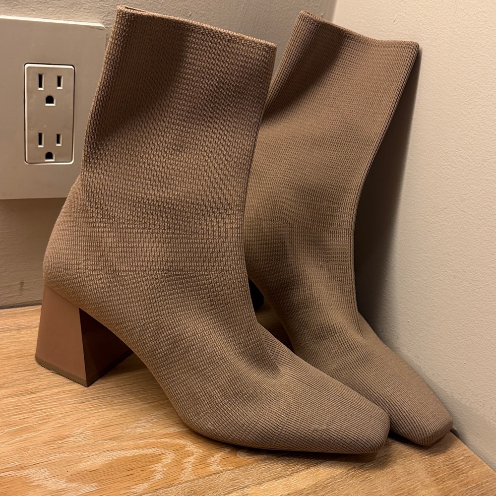 Elegant  Tan Ankle Boots